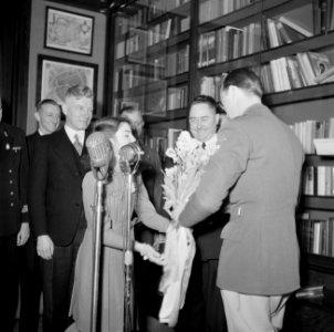 Verjaardag prinses Margriet Prins Bernhard krijgt een bos bloemen aangeboden, Bestanddeelnr 255-7933