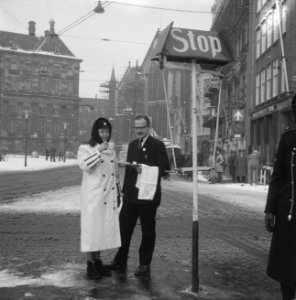 Verkeersagente krijgt koffie, Bestanddeelnr 913-4752