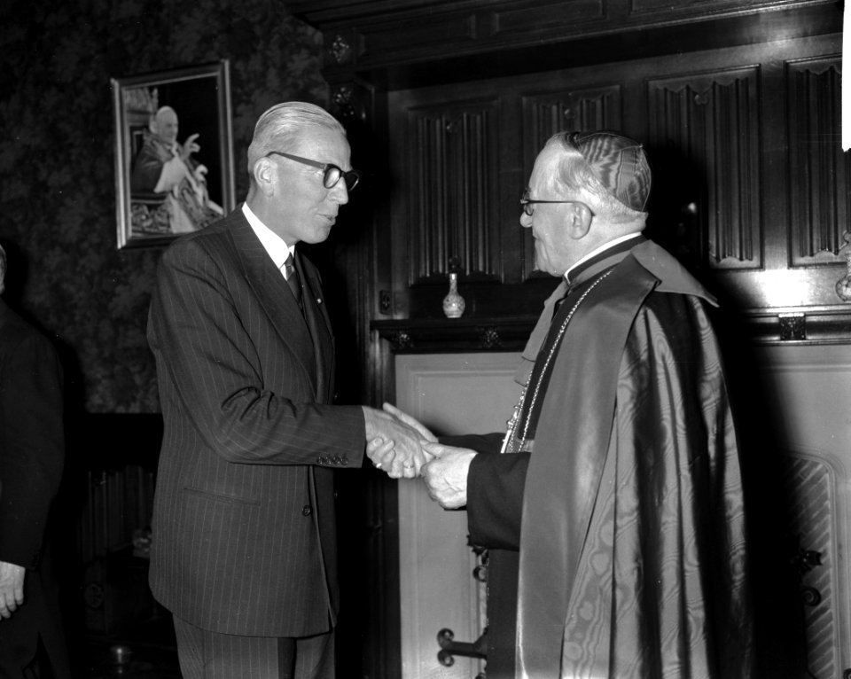 Verjaardagsfeest van kroning van de Paus Minister van Justitie ACW Beerman f, Bestanddeelnr 913-1479