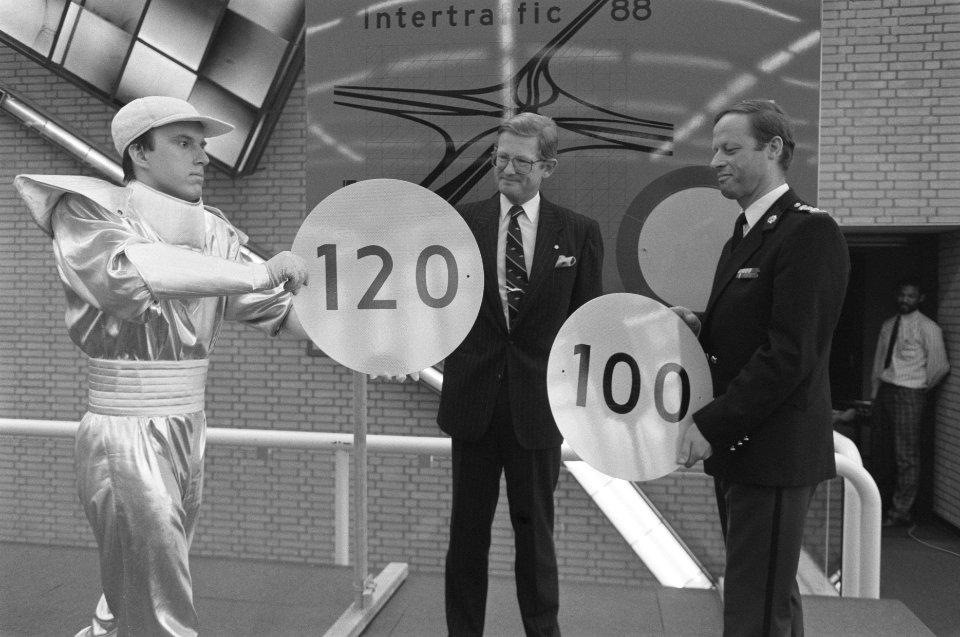 Verkeersbeurs Intertraffic88 in RAI in Amsterdam wisseling borden 100 en 120 km, Bestanddeelnr 934-2364