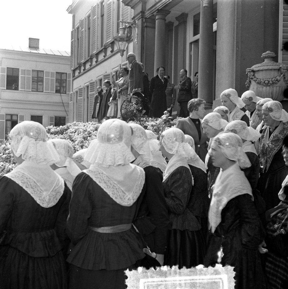 Verjaardag Koningin Juliana Soestdijk, defile, zangkoor Knop tot Bloem, Bestanddeelnr 906-4383
