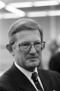Verkeersbeurs Intertraffic88 in RAI in Amsterdam mr. Pieter van Vollenhoven , k, Bestanddeelnr 934-2363