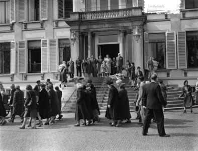 Verjaardag Koningin Juliana Soestdijk, defile langs bordes, Bestanddeelnr 906-4391