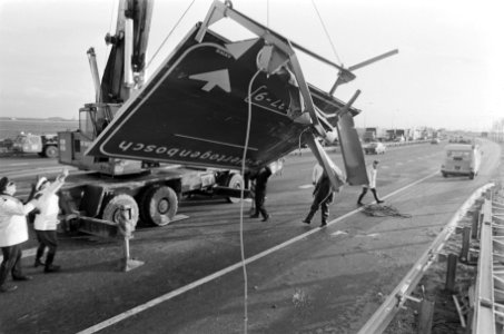 Verkeersbord over de weg gewaaid bij Ouderijn een van de borden wordt weggetake, Bestanddeelnr 927-6986