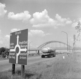 Verkeersbord bij Utrecht vrachwagen op de autoweg, Bestanddeelnr 252-0127