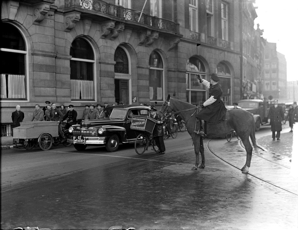Verkeersagent te paard op de Dam, Bestanddeelnr 903-1079