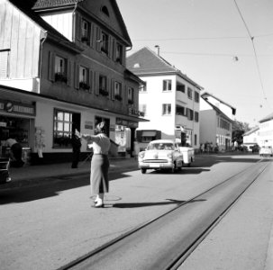Verkeersagente in een straat in Schaffhausen, Bestanddeelnr 254-1804