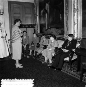 Verjaardag Koningin Juliana Soestdijk, defile, invalide kinderen, Bestanddeelnr 906-4384