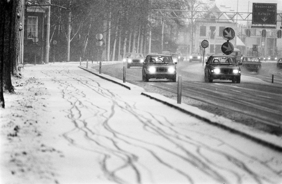 Verkeer in de sneeuw in omgeving Den Haag, Bestanddeelnr 930-0704