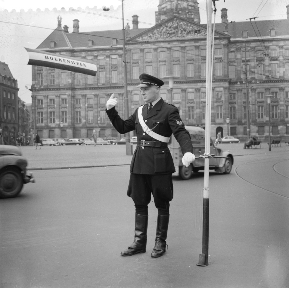 Verkeersagent met witte band te Amsterdam, Bestanddeelnr 910-1898