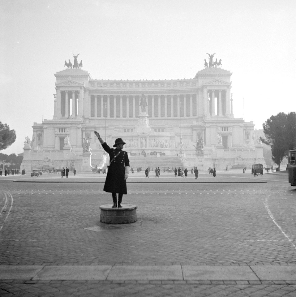 Verkeersagent op de Piazza Venezia voor het monument van Victor Emanuel II, Bestanddeelnr 191-1278