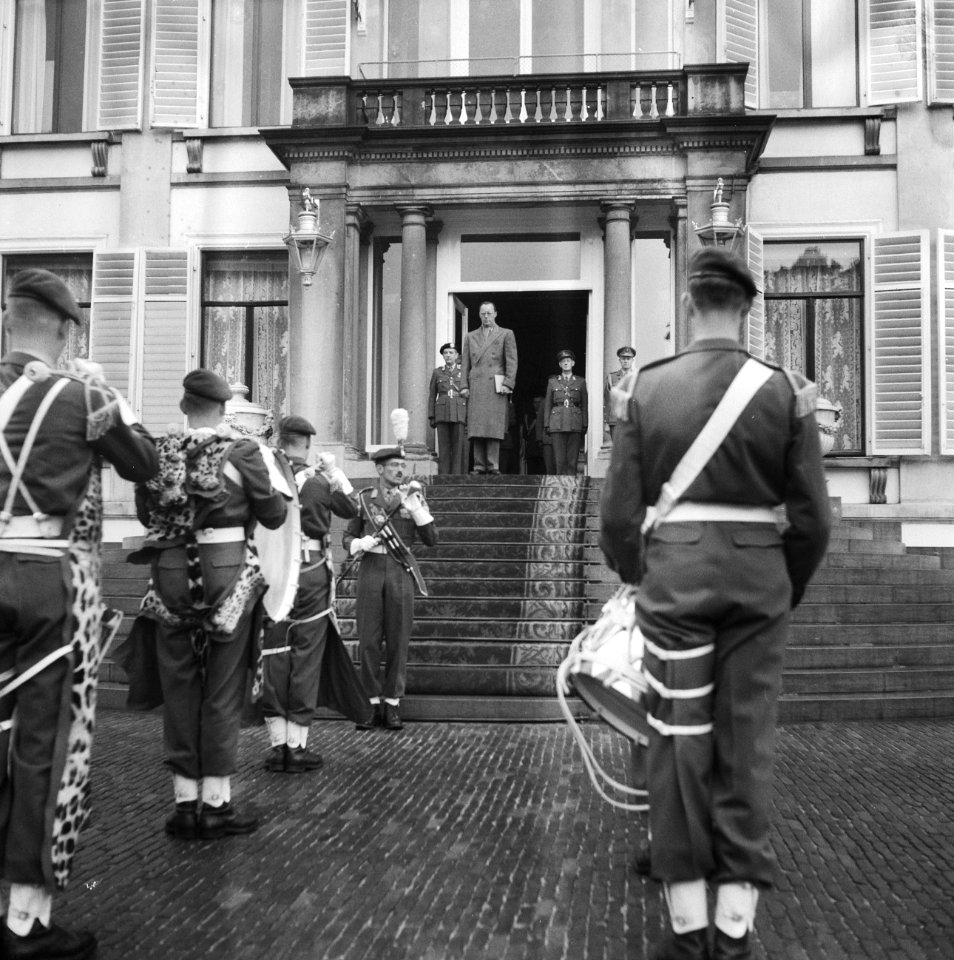 Verjaardag van Zijne Koninklijke Hoogheid Prins Bernhard defile (Aubade), Bestanddeelnr 911-3799