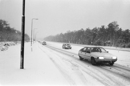 Verkeer heeft hinder van sneeuw op 1e kerstdag (bij Arnhem), Bestanddeelnr 933-8500 photo