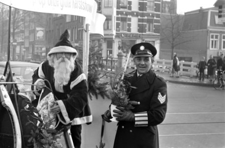 Verkeersagent krijgt kerststukje van de Kerstman, Bestanddeelnr 921-9564