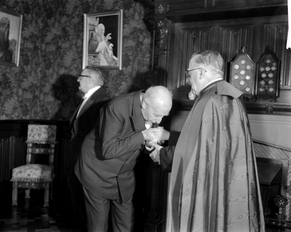 Verjaardagsfeest van kroning van de Paus De hertog de Baena kust de hand van de, Bestanddeelnr 913-1476