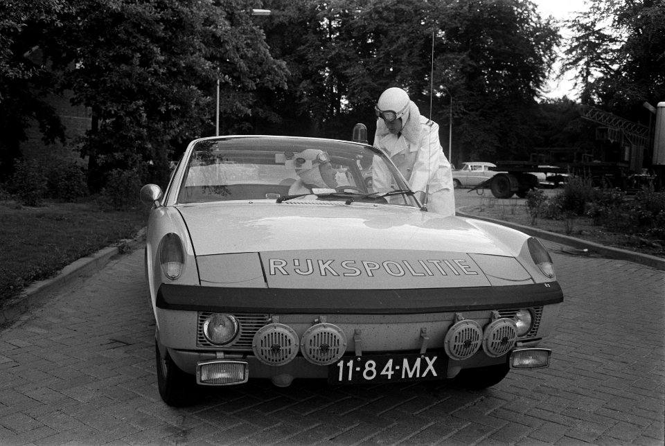 Verkeerscentrale van Rijkspolitie in Driebergen Rijkspolitieagenten in een VW-P, Bestanddeelnr 923-6988