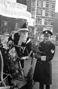 Verkeersagent krijgt kerststukje van de Kerstman, Bestanddeelnr 921-9563