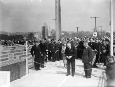 Verkeersbrug te Arnhem in gebruik. Ir. Harmsen knipt het lint door, Bestanddeelnr 903-9508