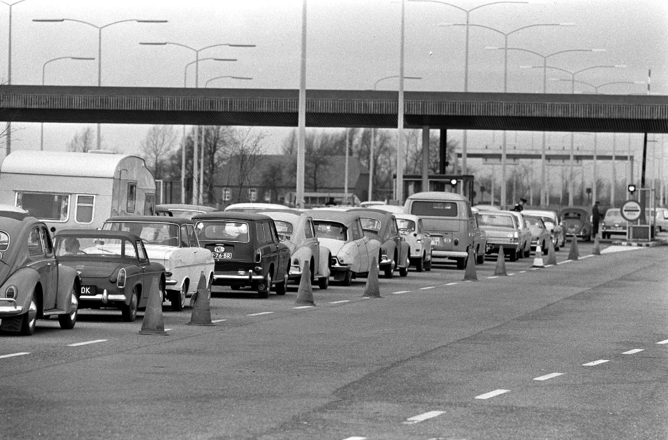 Verkeersdrukte bij grensovergang Bergh om zes uur s avonds, Bestanddeelnr 920-1805