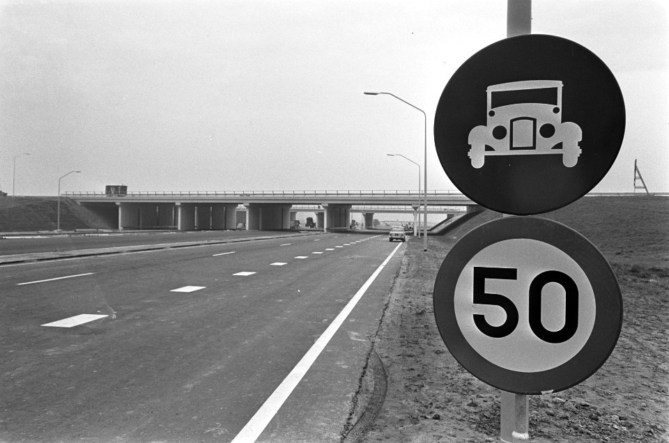 Verkeersbord en viaduct, Bestanddeelnr 919-7703