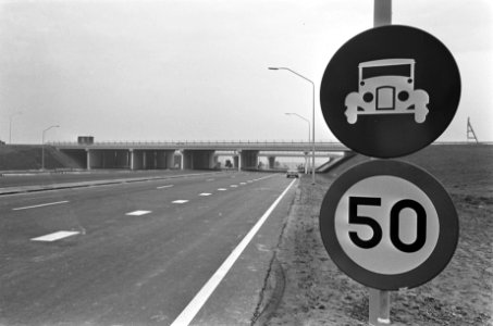 Verkeersbord en viaduct, Bestanddeelnr 919-7703