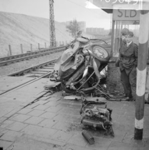 Verkeersongeval op spoorwegovergang bij Sloterdijk, de auto na de aanrijding, Bestanddeelnr 916-5649