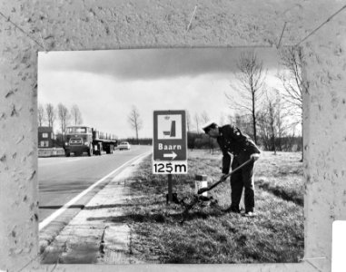 Verkeersbord met wieg en kroontje bij Baarn, Bestanddeelnr 920-2325