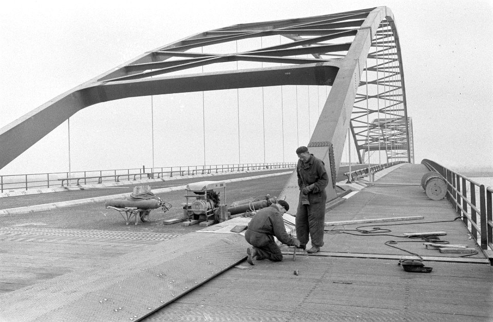 Verkeersbrug over Merwede bij Gorkum bijna klaar, Bestanddeelnr 912-0819
