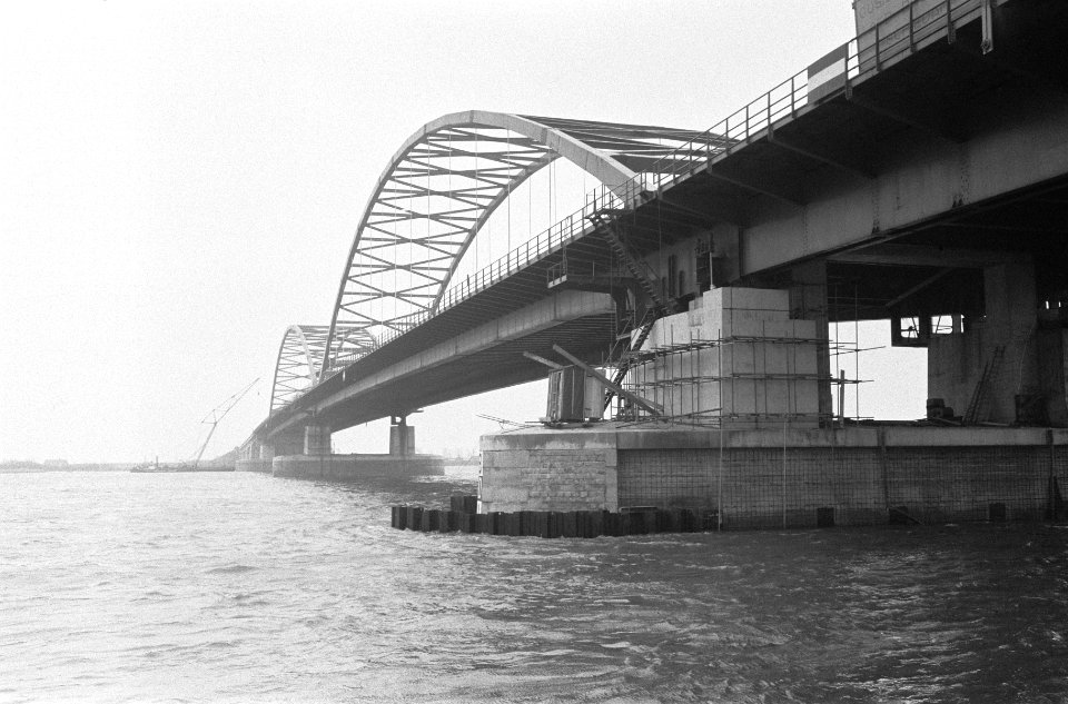 Verkeersbrug over Merwede bij Gorkum bijna klaar, Bestanddeelnr 912-0816