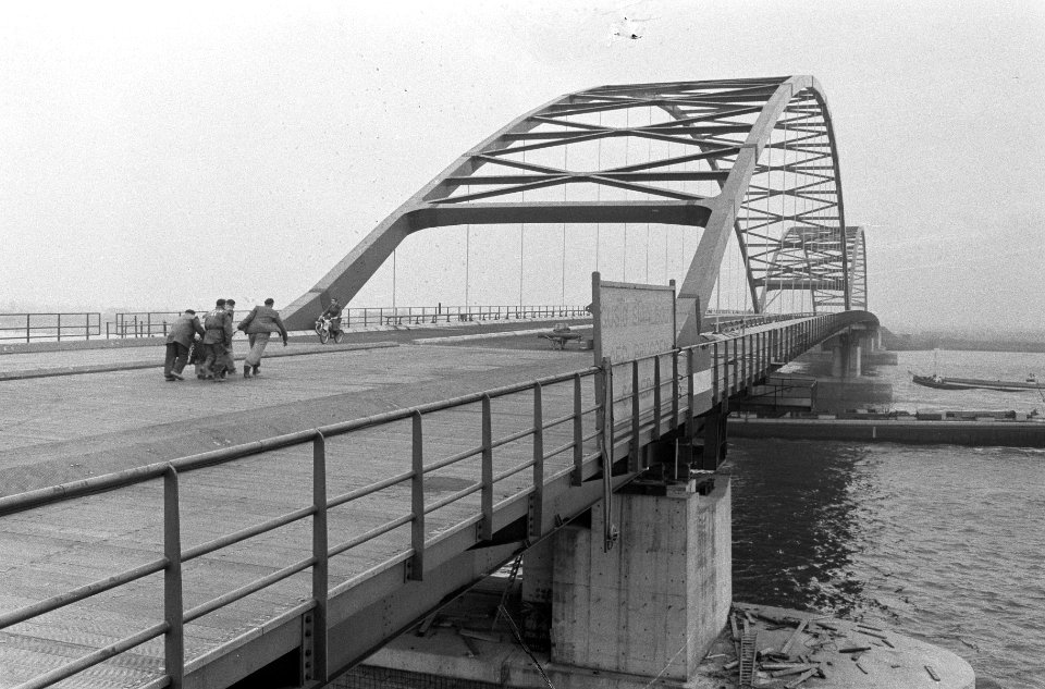 Verkeersbrug over Merwede bij Gorkum bijna klaar, Bestanddeelnr 912-0814