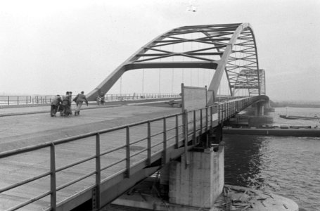 Verkeersbrug over Merwede bij Gorkum bijna klaar, Bestanddeelnr 912-0814