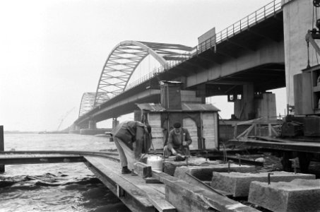 Verkeersbrug over Merwede bij Gorkum bijna klaar, Bestanddeelnr 912-0813