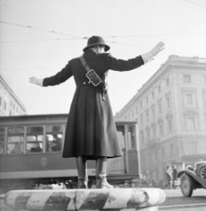 Verkeersagent op de Piazza Venezia voor het monument van Victor Emanuel II van d, Bestanddeelnr 191-1279