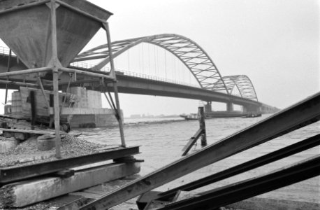 Verkeersbrug over Merwede bij Gorkum bijna klaar, Bestanddeelnr 912-0812