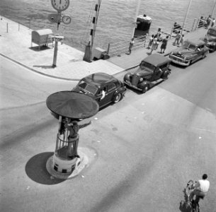 Verkeersagent op het kruispunt Emmabrug en Handelskade, Bestanddeelnr 252-7244