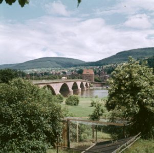 Verkeersbrug met toren uit 1900 over de Main bij Miltenberg, Bestanddeelnr 255-9995