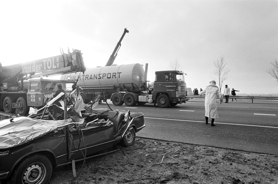 Verkeersbord over de weg gewaaid bij Ouderijn overzicht ravage bij Ouderijn, Bestanddeelnr 927-6989