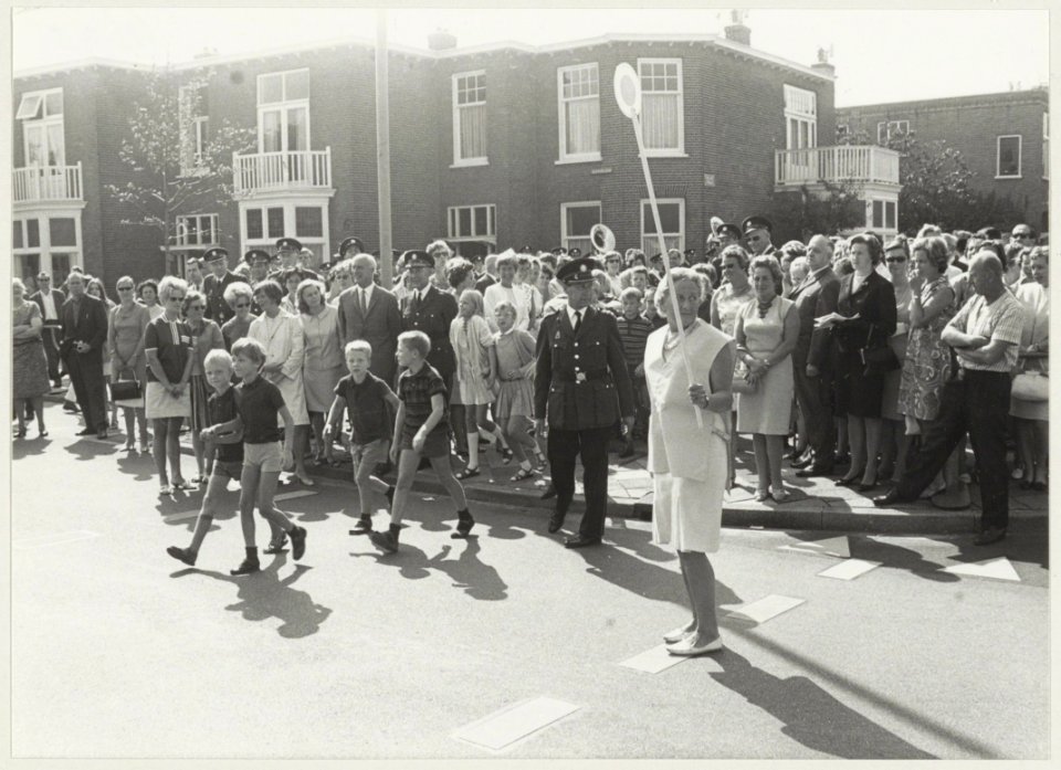 Verkeersbrigade op de hoek KleverlaanVelser, NL-HlmNHA 54011693
