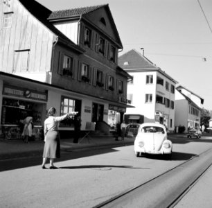 Verkeersagente in een straat in Schaffhausen, Bestanddeelnr 254-1805