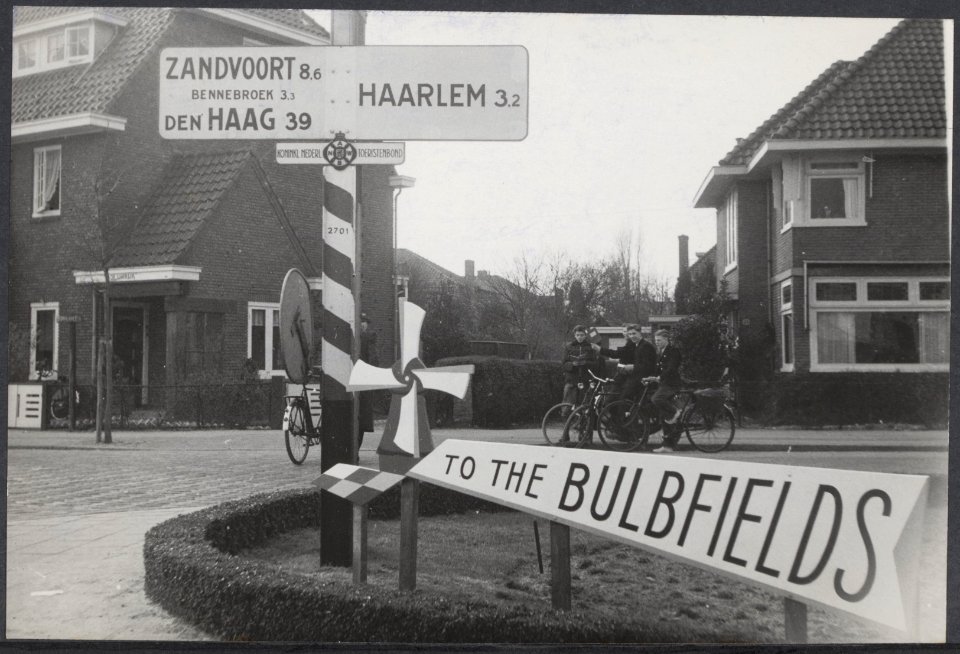 Verkeersborden Bollenstreek met spandoek to the bulbfields, Bestanddeelnr 043-0866
