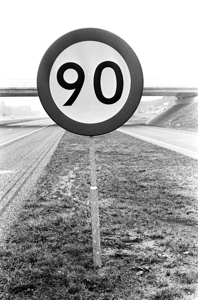 Verkeersborden maximum snelheid 70, 80 en 90 km langs snelweg, Bestanddeelnr 920-8546