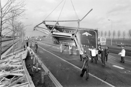 Verkeersbord over de weg gewaaid bij Ouderijn overzicht ravage bij Ouderijn, Bestanddeelnr 927-6988