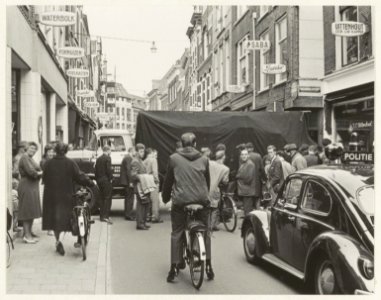 Verkeersproblemen in de Kleine Houtstraat bij de Helmbrekerssteeg ziende naar het noorden. NL-HlmNHA 54010267