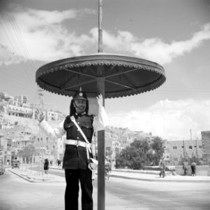 Verkeersagent op een verkeersrotonde in Amman, Bestanddeelnr 255-5006