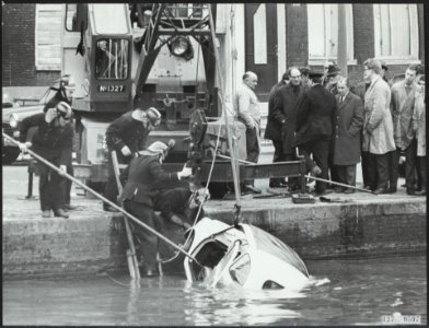 Verkeersongevallen, autos, grachten, brandweer, Fiat 500, Sloterkade, Zeilstraa, Bestanddeelnr 127-0597