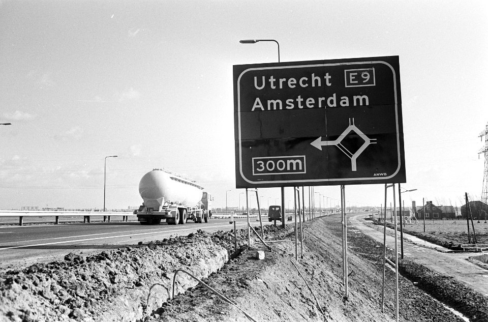 Verkeersplein Ouderijn, op de vier grote aanvoerwegen naar het plein staan grote, Bestanddeelnr 920-1226