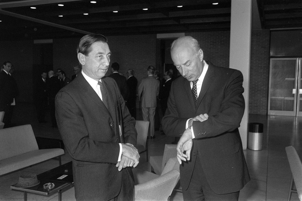 Verkeersvliegers vergaderen in Congrescentrum RAI minister Bakker (rechts) en ca, Bestanddeelnr 922-2140