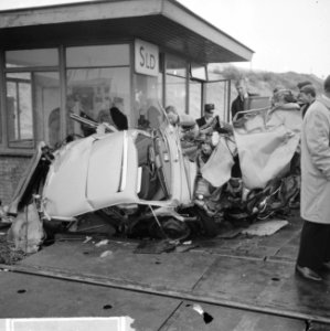 Verkeersongeval op spoorwegovergang bij Sloterdijk, de overgebleven resten van d, Bestanddeelnr 916-5643