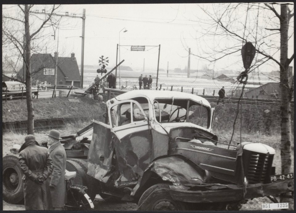 Verkeersongevallen, spoorwegovergangen, vrachtautos, wrakken, Bestanddeelnr 051-1235