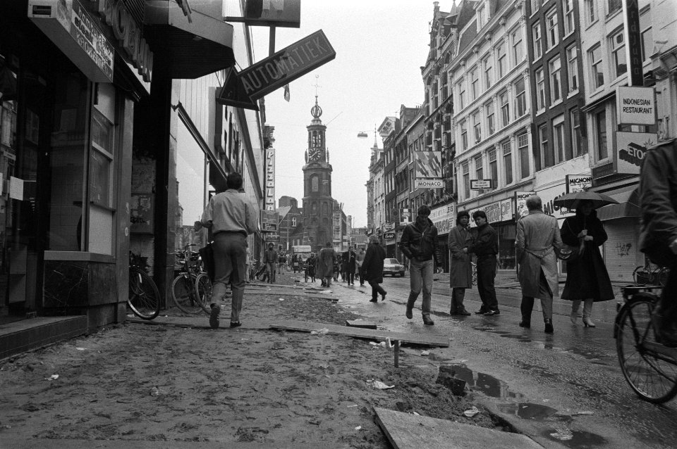 Verkeerssituatie op Rembrandtplein e.o. wordt veranderd opengebroken trottoir i, Bestanddeelnr 933-2550